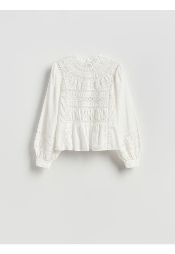 Reserved - Bluzka z ażurowym wzorem - biały. Kolor: biały. Materiał: bawełna. Wzór: ażurowy
