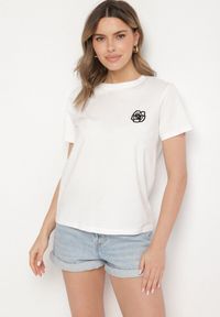 Born2be - Biały T-shirt z Bawełny Ozdobiony Naszywką Firolee. Okazja: na co dzień. Kolor: biały. Materiał: bawełna. Wzór: aplikacja. Styl: casual #3