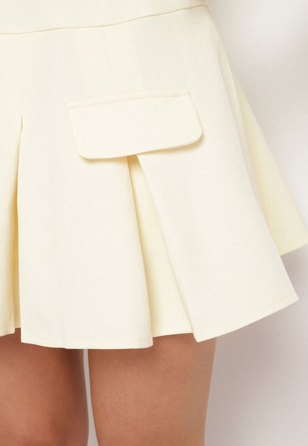 Born2be - Żółta Rozkloszowana Sukienka z Wycięciem przy Dekolcie Atarinea. Okazja: na co dzień. Kolor: żółty. Wzór: aplikacja. Typ sukienki: proste. Styl: casual