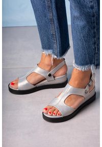 Casu - Srebrne sandały na koturnie błyszczące casu sn20x7/s. Kolor: srebrny. Obcas: na koturnie #2