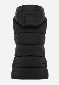 Born2be - Czarna Kamizelka Pikowana z Kapturem Destica. Typ kołnierza: kaptur. Kolor: czarny. Materiał: materiał. Długość rękawa: bez rękawów. Sezon: jesień, wiosna. Styl: klasyczny #3