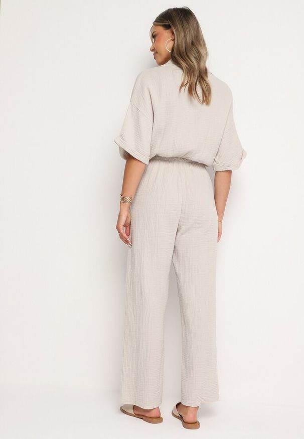 Born2be - Beżowy Bawełniany Kombinezon z Koszulową Górą i Prostymi Spodniami Namsore. Kolor: beżowy. Materiał: bawełna. Styl: elegancki, klasyczny