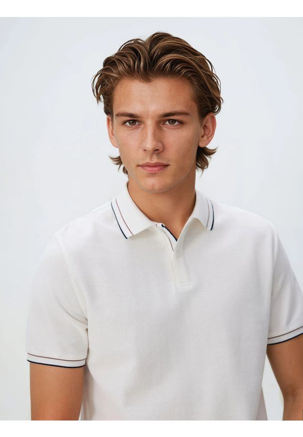 Reserved - Koszulka polo z bawełny merceryzowanej - złamana biel. Typ kołnierza: polo. Materiał: bawełna