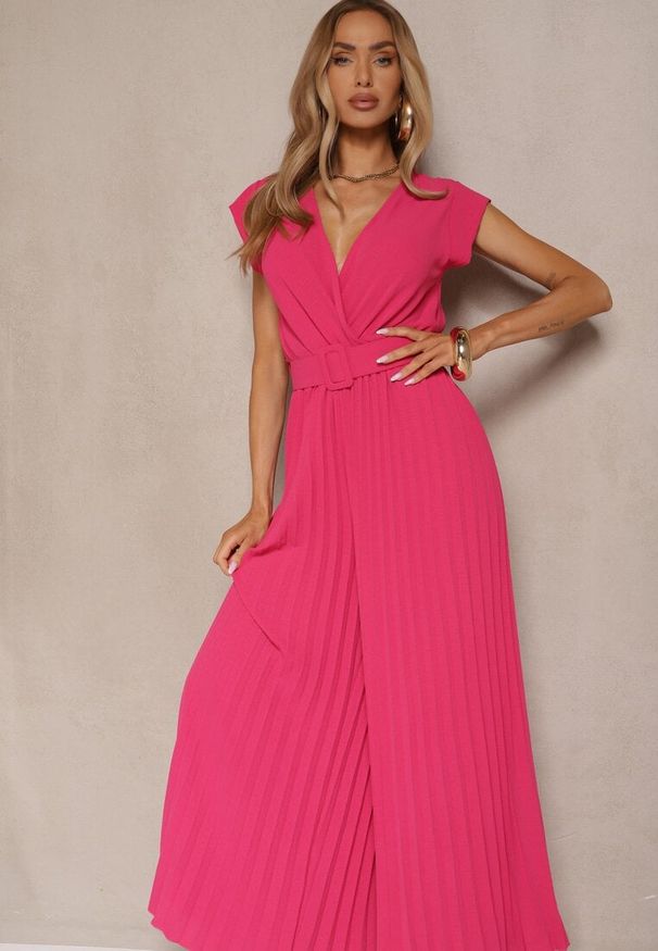 Renee - Fuksjowy Kopertowy Kombinezon Wide Leg Zdobiony Plisami i Paskiem z Klamrą Salirella. Okazja: na co dzień. Kolor: różowy. Wzór: aplikacja. Styl: elegancki, casual