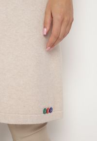 Born2be - Beżowa Dzianinowa Sukienka z Wiskozą o T-shirtowym Kroju z Ozdobnymi Guziczkami Arissana. Okazja: na co dzień. Kolor: beżowy. Materiał: wiskoza, dzianina. Styl: wizytowy, casual, elegancki #3