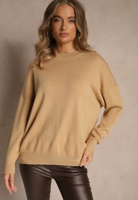 Renee - Beżowy Nietoperzowy Sweter w Minimalistycznym Stylu Raliava. Okazja: na co dzień. Kolor: beżowy. Materiał: skóra, jeans. Styl: casual, elegancki #5