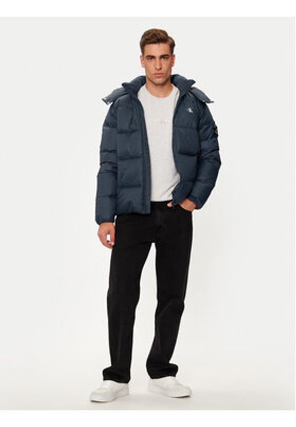 Calvin Klein Jeans Kurtka puchowa Essentials J30J325946 Granatowy Regular Fit. Kolor: niebieski. Materiał: syntetyk