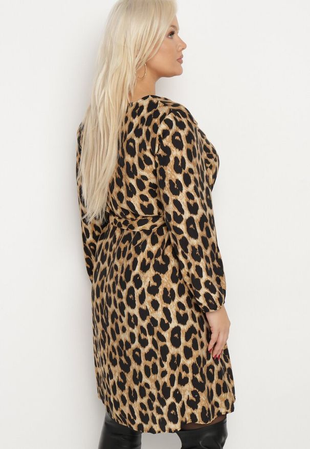 Born2be - Brązowa Pudełkowa Sukienka z Wiskozą w Panterkę z Materiałowym Paskiem Setarvia. Kolor: brązowy. Materiał: wiskoza, materiał. Wzór: motyw zwierzęcy. Styl: klasyczny