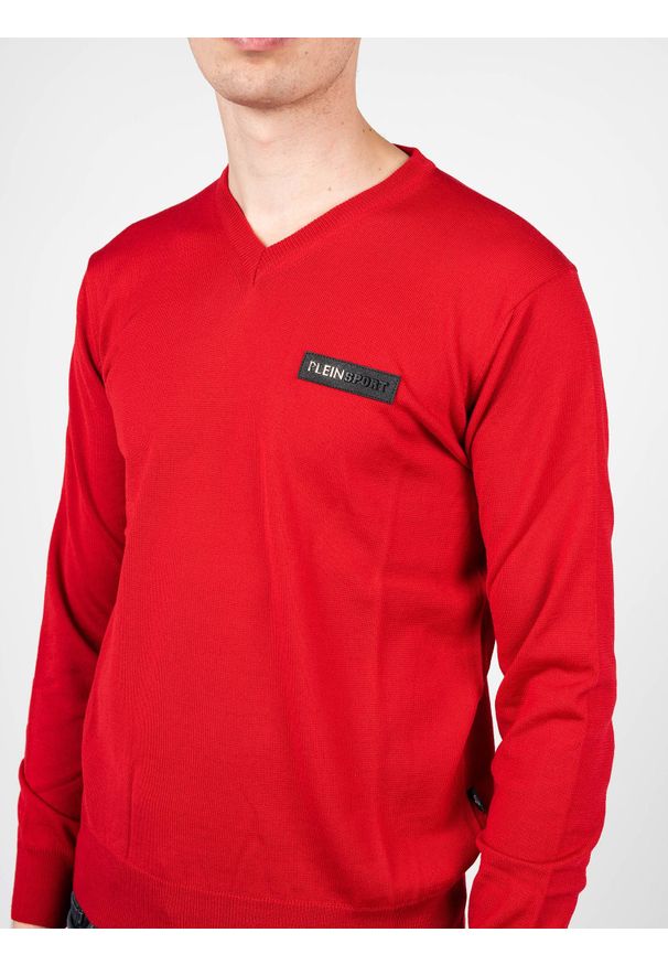 Plein Sport Sweter "Merino" | MVPS90252 | Mężczyzna | Czerwony. Okazja: na co dzień. Typ kołnierza: dekolt w serek. Kolor: czerwony. Materiał: wełna. Wzór: aplikacja. Styl: sportowy