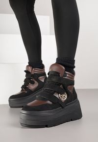 Born2be - Czarno-Brązowe Botki Vices w Stylu Sneakersów na Platformie Afirriva. Okazja: na co dzień. Zapięcie: rzepy. Kolor: czarny. Materiał: jeans. Wzór: aplikacja. Obcas: na platformie. Styl: retro, casual, klasyczny. Wysokość obcasa: średni