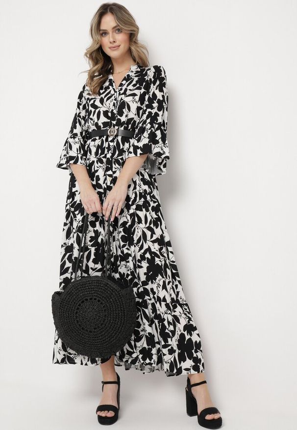 Born2be - Czarno-Biała Długa Sukienka z Abstrakcyjnym Wzorem i Rękawami 3/4 Thalorias. Kolor: czarny. Długość: maxi