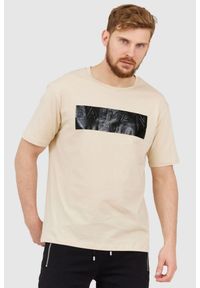 Balmain - BALMAIN Beżowy t-shirt męski z aplikacją z logo. Kolor: beżowy. Materiał: prążkowany. Wzór: aplikacja