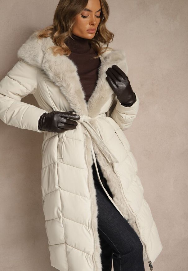 Renee - Biała Kurtka z Pikowanymi Przeszyciami Futerkiem i Paskiem Serapella. Okazja: na spacer, na imprezę. Kolor: biały. Materiał: futro