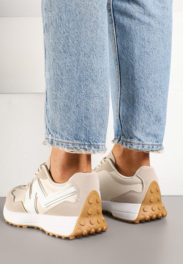 Renee - Beżowe Sneakersy z Przeszyciami i Ozdobnym Bieżnikiem Weonessa. Okazja: na co dzień. Kolor: beżowy. Materiał: jeans. Szerokość cholewki: normalna