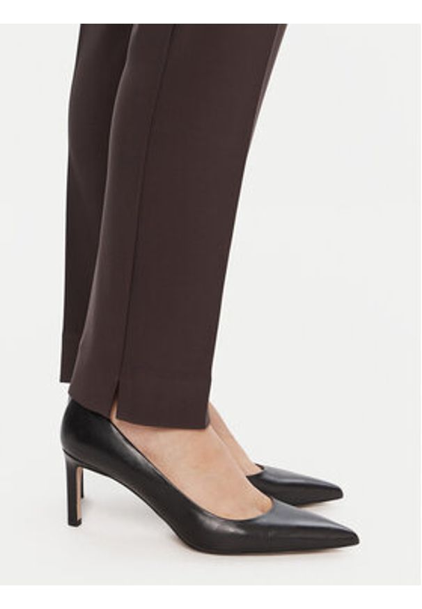 Joseph Ribkoff Spodnie materiałowe 144092F25 Brązowy Slim Fit. Kolor: brązowy. Materiał: syntetyk