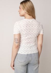 Born2be - Biała Koronkowa Bluzka o Dopasowanym Kroju z Krótkim Rękawem Noessa. Okazja: na co dzień, do pracy, na spotkanie biznesowe. Kolor: biały. Materiał: koronka. Długość rękawa: krótki rękaw. Długość: krótkie. Wzór: koronka. Styl: klasyczny, casual, biznesowy, elegancki #5