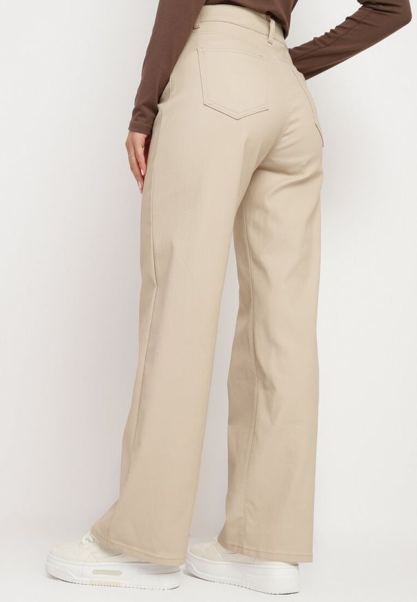 Born2be - Beżowe Szerokie Spodnie Woskowane z Wysokim Stanem Azilie. Okazja: na spotkanie biznesowe. Stan: podwyższony. Kolor: beżowy. Styl: klasyczny, biznesowy