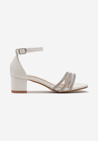 Born2be - Białe Sandały na Niskim Obcasie z Zapięciem wokół Kostki z Cyrkoniami Noobina. Kolor: biały. Styl: elegancki