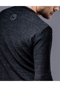 GUNS & TUXEDOS - Czarny sweter Edox. Okazja: na co dzień. Kolor: czarny. Materiał: tkanina. Długość rękawa: długi rękaw. Długość: długie. Styl: klasyczny, casual, elegancki #4