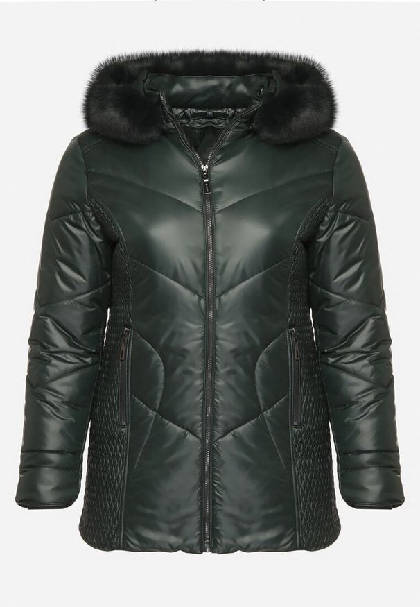 Born2be - Ciemnozielona Kurtka z Pikowanymi Przeszyciami i Kapturem z Futerkiem Vevea. Okazja: do pracy, na spotkanie biznesowe, na spacer, na co dzień. Kolekcja: plus size. Kolor: zielony. Materiał: futro. Styl: biznesowy, elegancki, casual