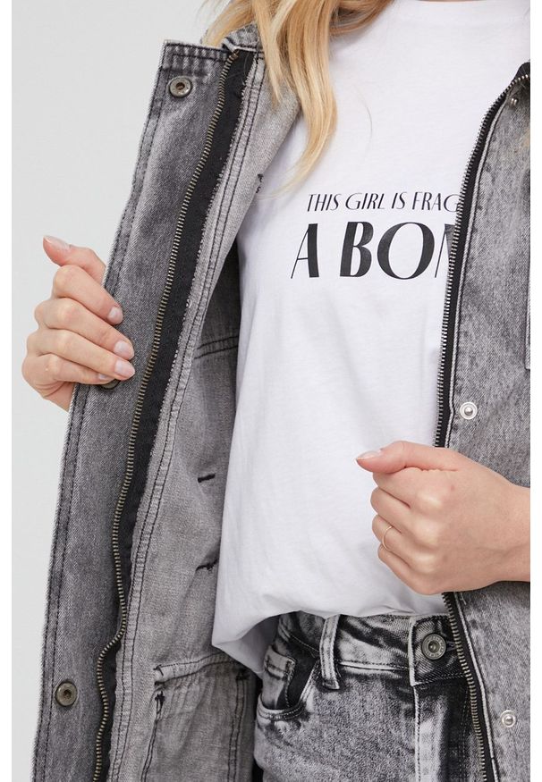 Answear Lab kurtka jeansowa answear.LAB X kolekcja limitowana NO SHAME damska kolor szary przejściowa. Okazja: na co dzień. Kolor: szary. Materiał: jeans. Styl: wakacyjny