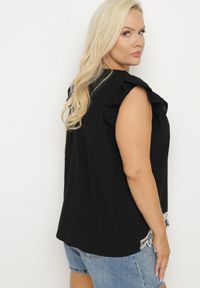 Born2be - Czarna Bluzka z Bawełny Ozdobiona Falbankami Wivienne. Okazja: na co dzień. Typ kołnierza: kołnierz z falbankami. Kolekcja: plus size. Kolor: czarny. Materiał: bawełna. Wzór: aplikacja. Styl: casual #4