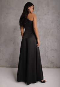 Renee - Czarna Koktajlowa Sukienka Satynowa na Jedno Ramię Zdobiona Marszczeniem Cezalina. Kolor: czarny. Materiał: satyna. Wzór: aplikacja. Typ sukienki: kopertowe, asymetryczne. Styl: wizytowy #4