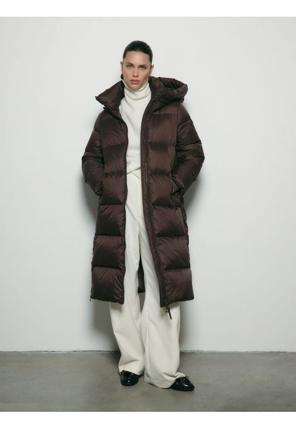 Reserved - Puchowy płaszcz - ciemnobrązowy. Kolor: brązowy. Materiał: puch