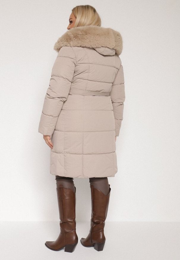 Born2be - Beżowa Pikowana Kurtka z Kapturem z Futrem i Wiązanym Paskiem Mevinatia. Okazja: na co dzień. Typ kołnierza: kaptur. Kolekcja: plus size. Kolor: beżowy. Materiał: futro. Styl: casual, klasyczny