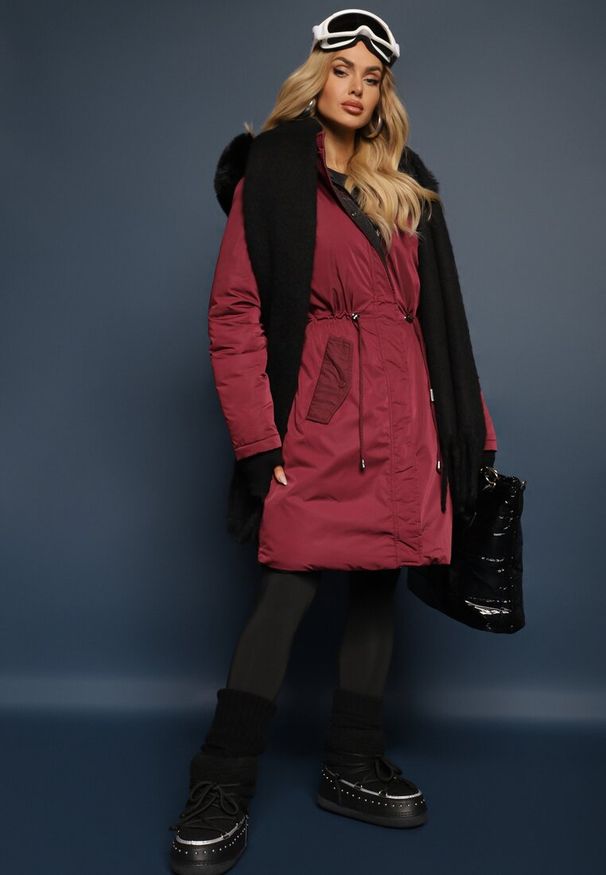 Renee - Bordowa Długa Kurtka Płaszcz o Dwustronnym Fasonie z Kapturem Astrae. Typ kołnierza: kaptur. Kolor: czerwony. Materiał: futro. Długość: długie. Wzór: aplikacja, gładki