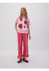 Reserved - T-shirt z nadrukiem - pastelowy róż. Kolor: różowy. Materiał: dzianina, bawełna. Wzór: nadruk #1