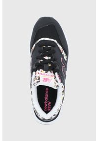 New Balance Buty kolor czarny na płaskiej podeszwie. Nosek buta: okrągły. Kolor: czarny. Materiał: guma. Obcas: na płaskiej podeszwie