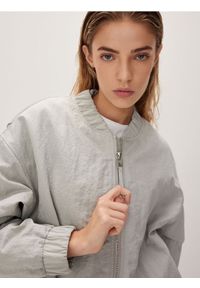 Reserved - Kurtka typu bomber - jasnoszary. Kolor: szary. Materiał: tkanina. Wzór: gładki