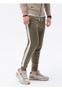 Ombre Clothing - Spodnie męskie dresowe z lampasem - oliwkowe V9 P865 - XXL. Kolor: oliwkowy. Materiał: dresówka #3