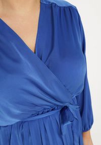 Born2be - Niebieska Sukienka Maxi z Gumką w Pasie i Kopertowym Dekolcie Bertrama. Typ kołnierza: dekolt kopertowy. Kolor: niebieski. Materiał: materiał. Typ sukienki: kopertowe. Długość: maxi #3