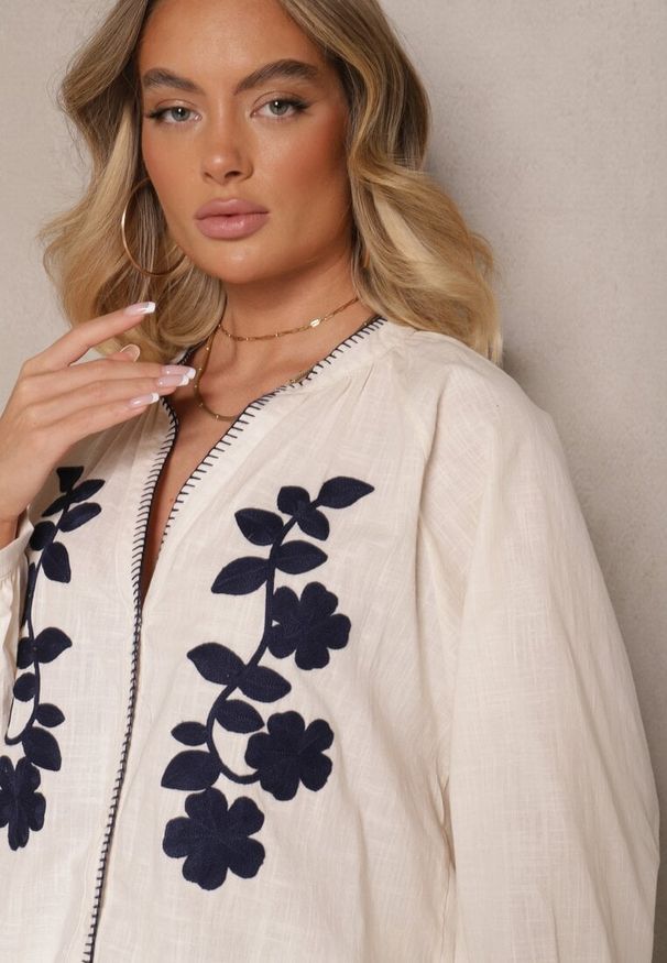 Renee - Beżowa Koszula z Bawełny o Kroju Oversize Ozdobiona Haftem w Kwiaty Felvesia. Okazja: na co dzień. Kolor: beżowy. Materiał: bawełna. Wzór: aplikacja, kwiaty, haft. Styl: elegancki, casual