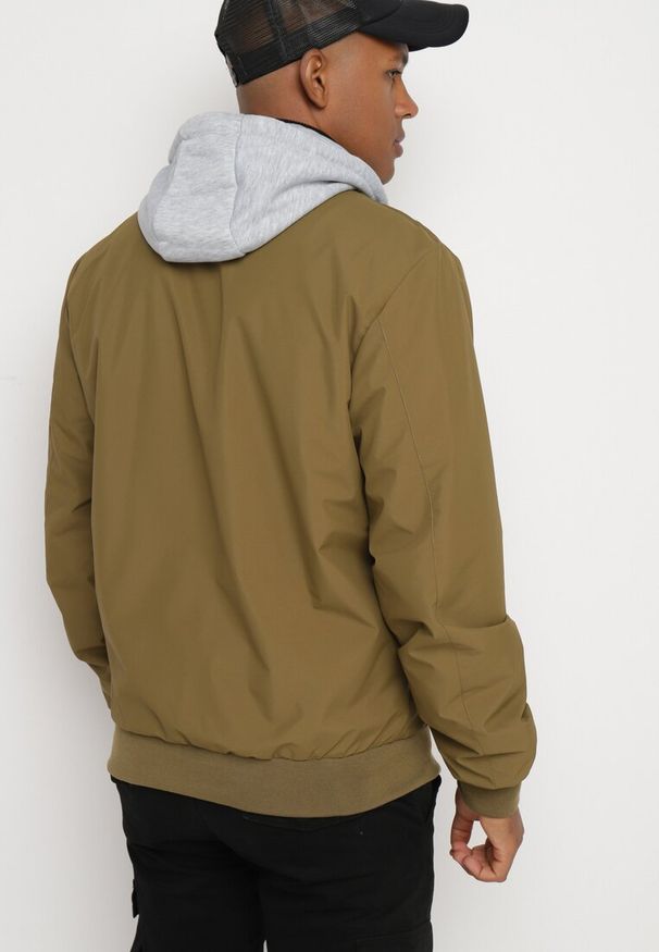 Born2be - Zielona Kurtka Bomberka Zapinana na Napy Wykończona Ściągaczem Nevelisea. Okazja: na co dzień. Kolor: zielony. Materiał: jeans. Styl: elegancki, casual, sportowy