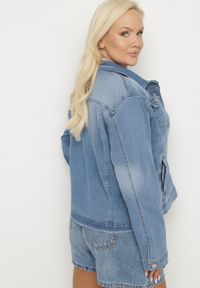 Born2be - Jasnoniebieska Jeansowa Kurtka z Bawełną Ozdobiona Przetarciami Ziarina. Okazja: na co dzień. Kolor: niebieski. Materiał: bawełna, jeans. Wzór: aplikacja. Styl: klasyczny, elegancki, casual #3