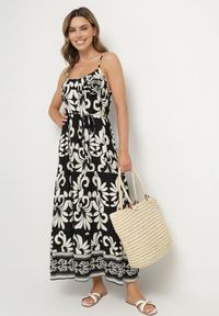 Born2be - Czarno-Biała Wiskozowa Sukienka na Ramiączkach z Wiązaniem i Broszką Marizena. Okazja: na co dzień, na spacer. Typ kołnierza: dekolt kwadratowy. Kolor: czarny. Materiał: wiskoza. Długość rękawa: na ramiączkach. Styl: casual, elegancki #6
