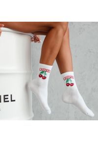 Milena - Białe skarpetki damskie cherries 1171. Kolor: biały. Materiał: bawełna, elastan, poliamid, materiał