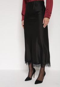 Born2be - Czarna Satynowa Spódnica z Koronkowym Zdobieniem Silfera. Okazja: na co dzień, na spotkanie biznesowe. Kolor: czarny. Materiał: satyna, koronka. Wzór: aplikacja. Styl: biznesowy, klasyczny, casual #1
