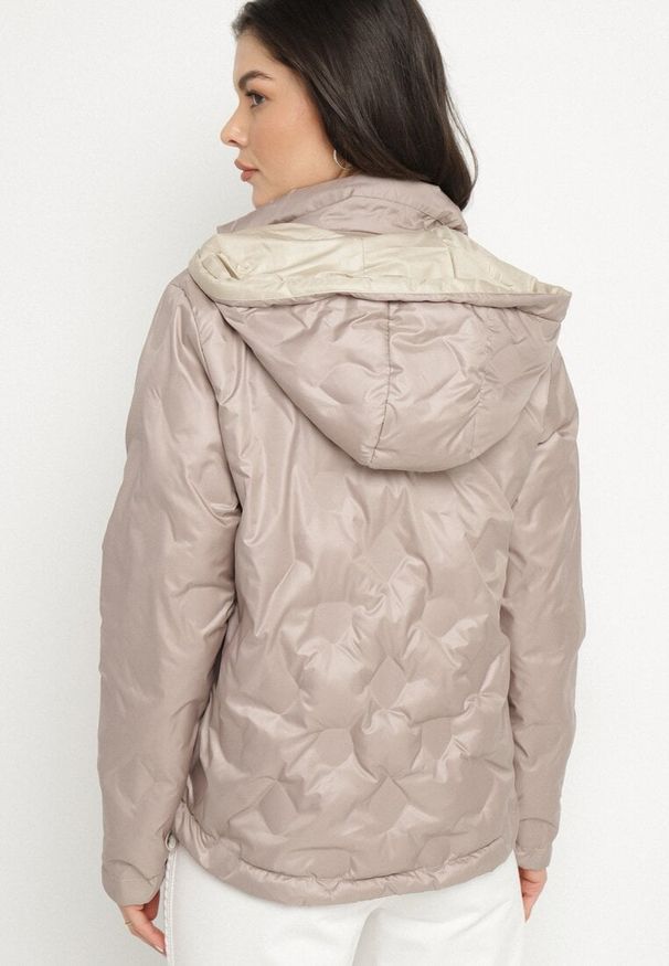 Born2be - Ciemnobeżowa Pikowana Kurtka o Dwustronnym Kroju z Odpinanym Kapturem Zeorina. Okazja: na co dzień. Kolor: beżowy. Materiał: jeans. Wzór: gładki. Styl: casual, elegancki