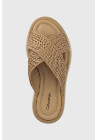 Calvin Klein klapki BUBBLE SLIDE - WOVEN damskie kolor beżowy na platformie HW0HW01468. Kolor: beżowy. Materiał: skóra, materiał. Wzór: gładki. Obcas: na platformie #5