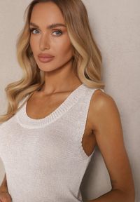Renee - Jasnobeżowa Dzianinowa Bluzka Top z Wiskozy Zdobiona Metaliczną Nicią Alandwen. Okazja: na co dzień. Kolor: beżowy. Materiał: dzianina, wiskoza. Długość rękawa: bez rękawów. Wzór: aplikacja. Sezon: lato, wiosna. Styl: elegancki, casual #4