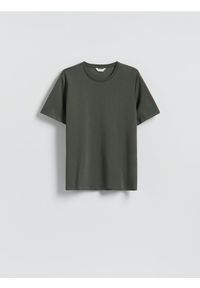 Reserved - Gładki t-shirt regular fit - ciemnozielony. Kolor: zielony. Materiał: dzianina, bawełna. Wzór: gładki #1