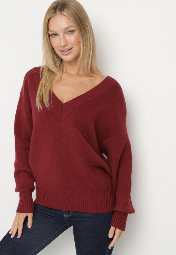 Born2be - Bordowy Sweter z Kaszmirem z Dekoltem w Serek Plenae. Okazja: na co dzień. Typ kołnierza: dekolt w serek. Kolor: czerwony. Materiał: kaszmir. Styl: elegancki, casual, klasyczny