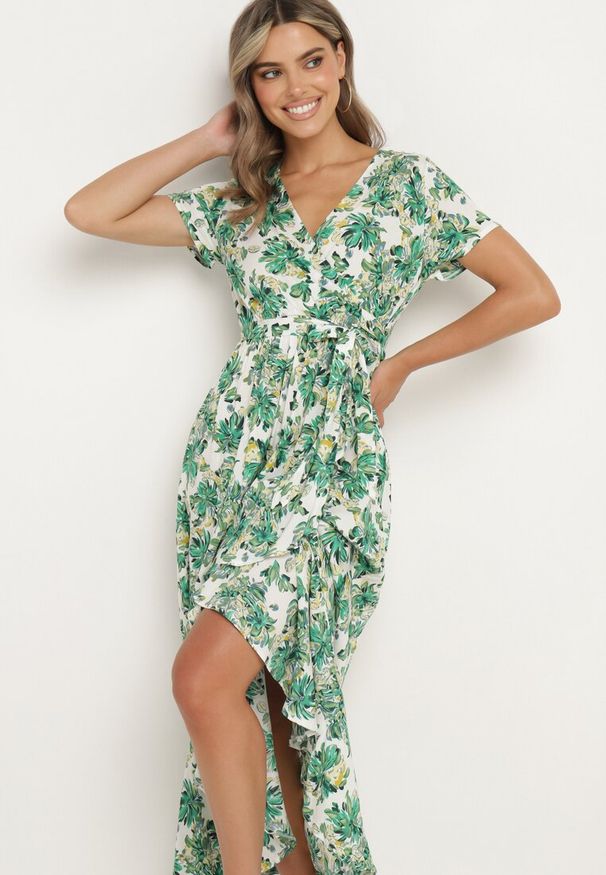 Born2be - Zielona Wiskozowa Sukienka o Rozkloszowanym Kroju z Gumką w Talii i Materiałowym Paskiem Vikletta. Kolor: zielony. Materiał: wiskoza, materiał. Długość rękawa: krótki rękaw. Typ sukienki: rozkloszowane. Styl: elegancki