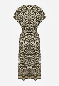 Renee - Ciemnozielona Sukienka z Bawełny z Trójkątnym Dekoltem i Gumką w Talii Zapinana na Guziki Lavlea. Okazja: na co dzień. Kolor: zielony. Materiał: bawełna. Długość rękawa: krótki rękaw. Sezon: lato. Typ sukienki: proste. Styl: casual, wizytowy #7