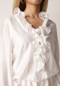 Born2be - Biały Krótki Kombinezon Ozdobiony Żabotem Menimei. Okazja: na co dzień. Kolor: biały. Materiał: materiał, poliester. Długość: krótkie. Wzór: aplikacja. Styl: casual, klasyczny, elegancki #8