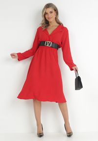Born2be - Czerwona Sukienka Koszulowa z Marszczoną Gumką w Talii Emonia. Kolor: czerwony. Długość rękawa: długi rękaw. Typ sukienki: koszulowe. Długość: midi #3